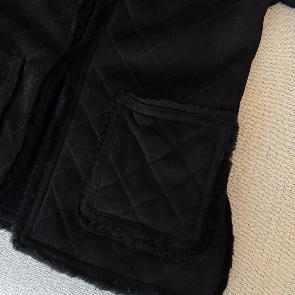 Montone Shearling Chanel Boutique Pelle trapuntato matelassé nero Bottoni dorati Rue Cambon Paris 1988 Karl Lagerfeld cappotto giubbotto pelliccia