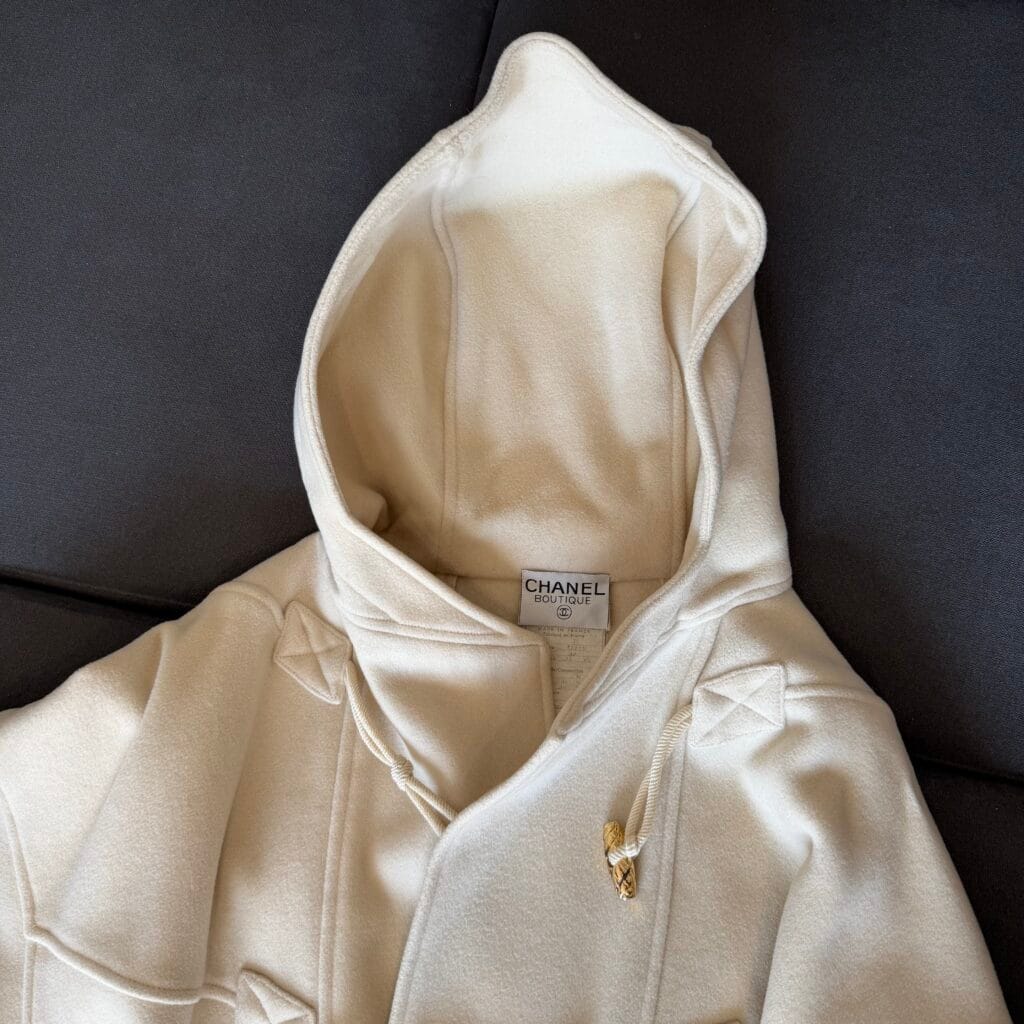Cappotto mantella Chanel Boutique color Crema chiaro tendente bianco Anni 80 Karl Lagerfeld giubbotto Montgomery