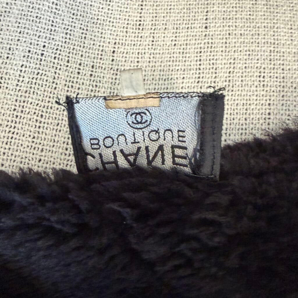 Montone Shearling Chanel Boutique Pelle trapuntato matelassé nero Bottoni dorati Rue Cambon Paris 1988 Karl Lagerfeld cappotto giubbotto pelliccia