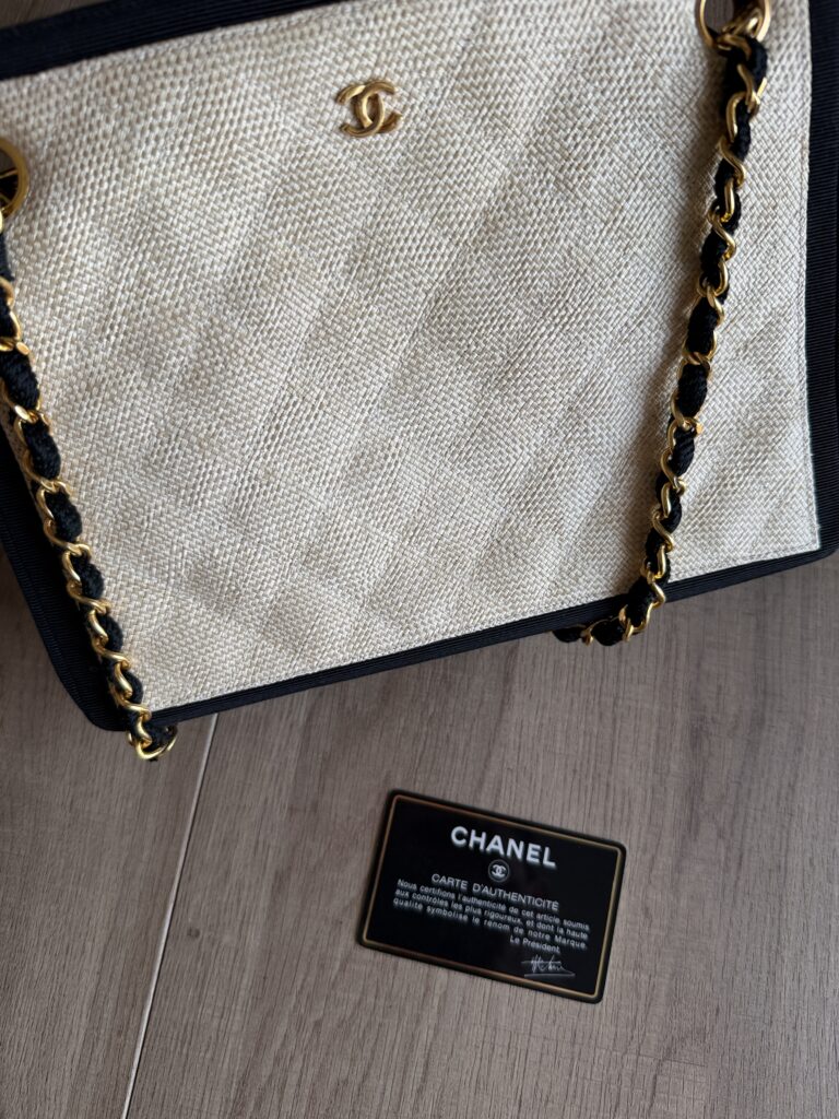 Borsa a spalla CHANEL con tracollina color Crema e Blu scuro Rafia hardware oro