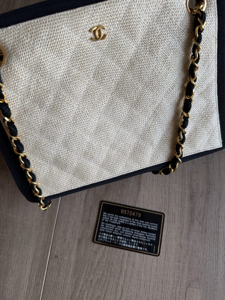 Borsa a spalla CHANEL con tracollina color Crema e Blu scuro Rafia hardware oro
