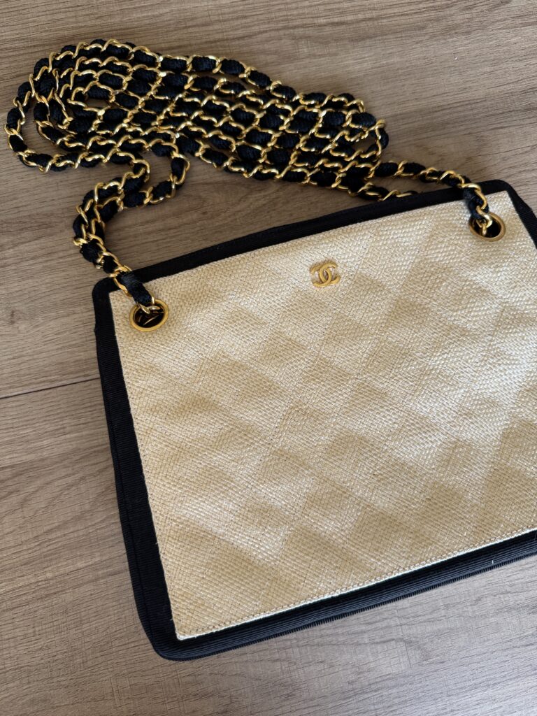 Borsa a spalla CHANEL con tracollina color Crema e Blu scuro Rafia hardware oro