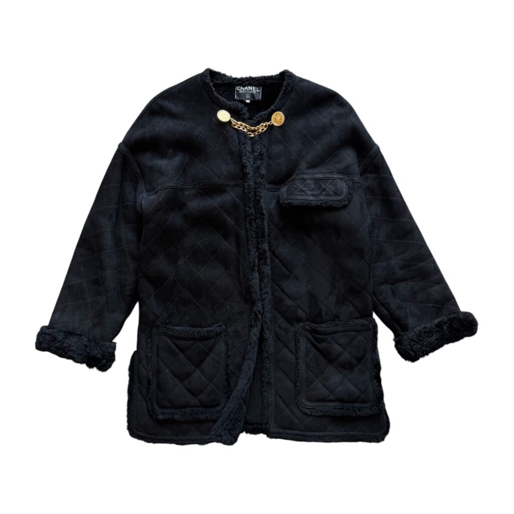 Montone Shearling Chanel Boutique Pelle trapuntato matelassé nero Bottoni dorati Rue Cambon Paris 1988 Karl Lagerfeld cappotto giubbotto pelliccia