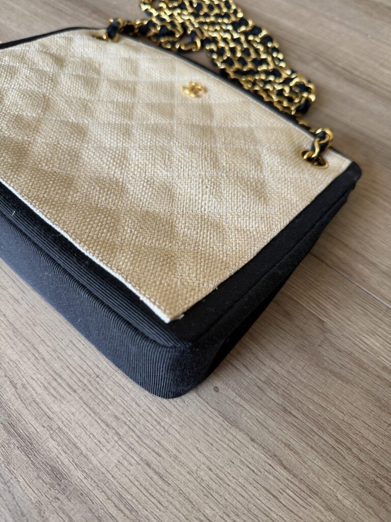 Borsa a spalla CHANEL con tracollina color Crema e Blu scuro Rafia hardware oro