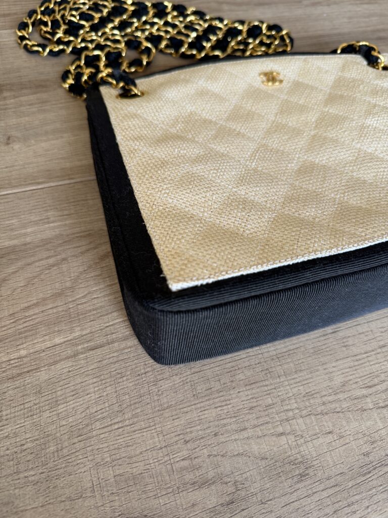 Borsa a spalla CHANEL con tracollina color Crema e Blu scuro Rafia hardware oro