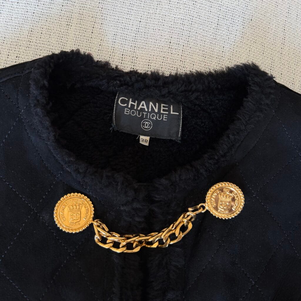 Montone Shearling Chanel Boutique Pelle trapuntato matelassé nero Bottoni dorati Rue Cambon Paris 1988 Karl Lagerfeld cappotto giubbotto pelliccia