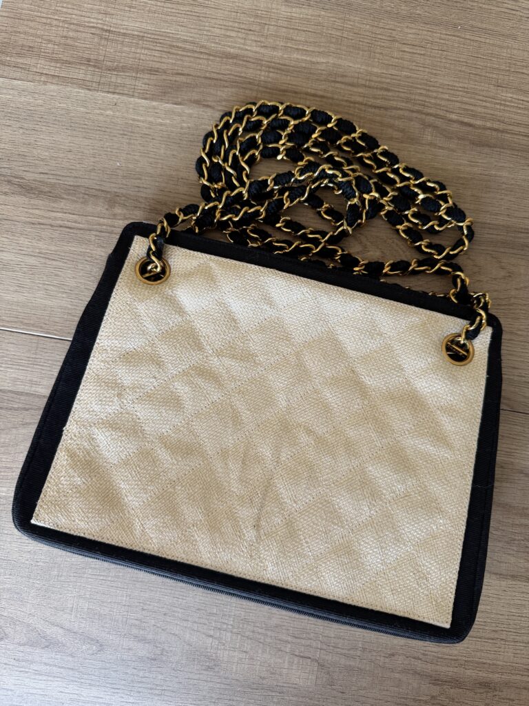 Borsa a spalla CHANEL con tracollina color Crema e Blu scuro Rafia hardware oro