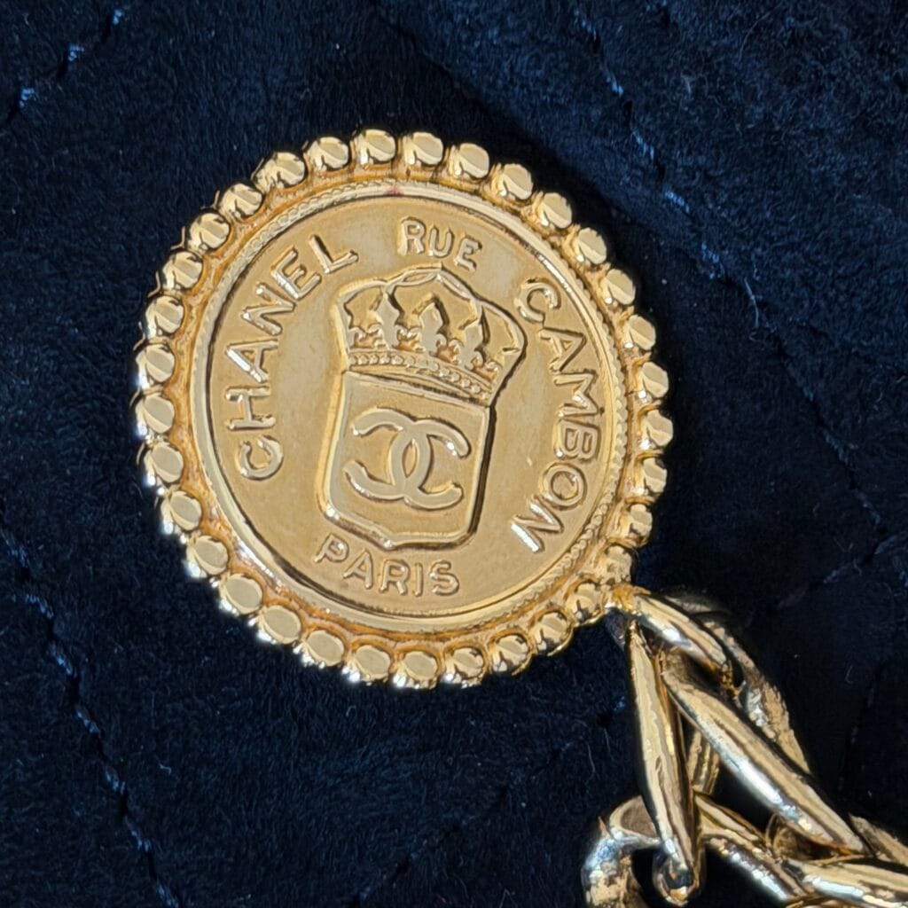 Montone Shearling Chanel Boutique Pelle trapuntato matelassé nero Bottoni dorati Rue Cambon Paris 1988 Karl Lagerfeld cappotto giubbotto pelliccia