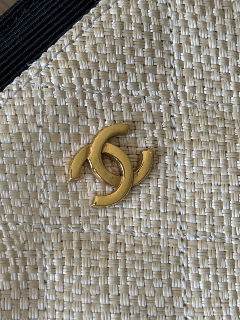Borsa a spalla CHANEL con tracollina color Crema e Blu scuro Rafia hardware oro