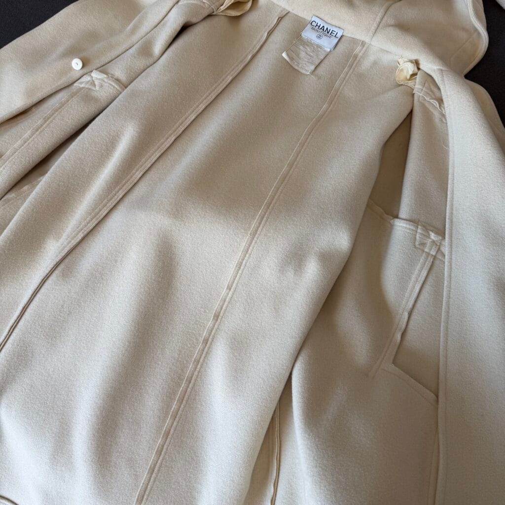 Cappotto mantella Chanel Boutique color Crema chiaro tendente bianco Anni 80 Karl Lagerfeld giubbotto Montgomery