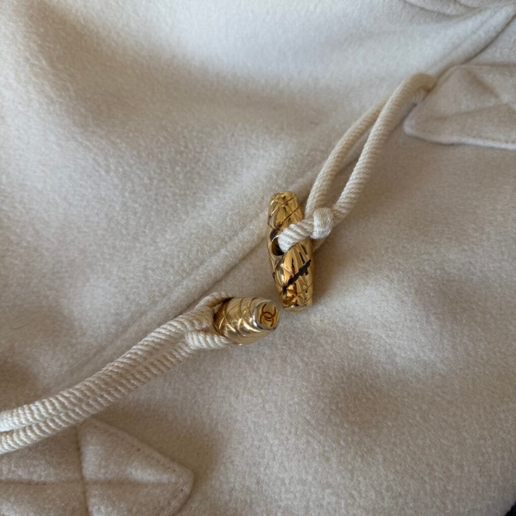 Cappotto mantella Chanel Boutique color Crema chiaro tendente bianco Anni 80 Karl Lagerfeld giubbotto Montgomery