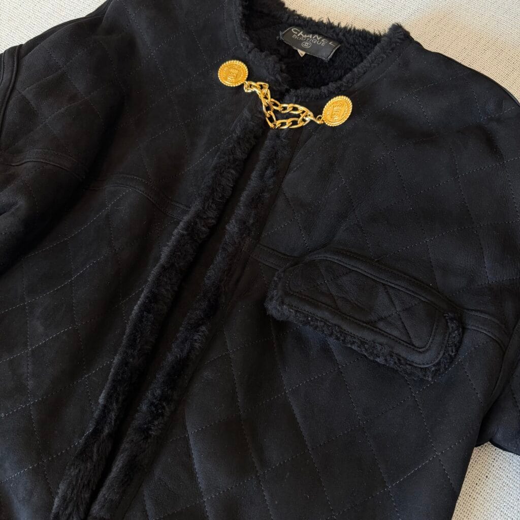Montone Shearling Chanel Boutique Pelle trapuntato matelassé nero Bottoni dorati Rue Cambon Paris 1988 Karl Lagerfeld cappotto giubbotto pelliccia
