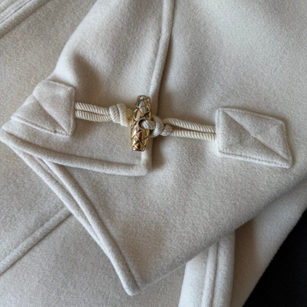 Cappotto mantella Chanel Boutique color Crema chiaro tendente bianco Anni 80 Karl Lagerfeld giubbotto Montgomery