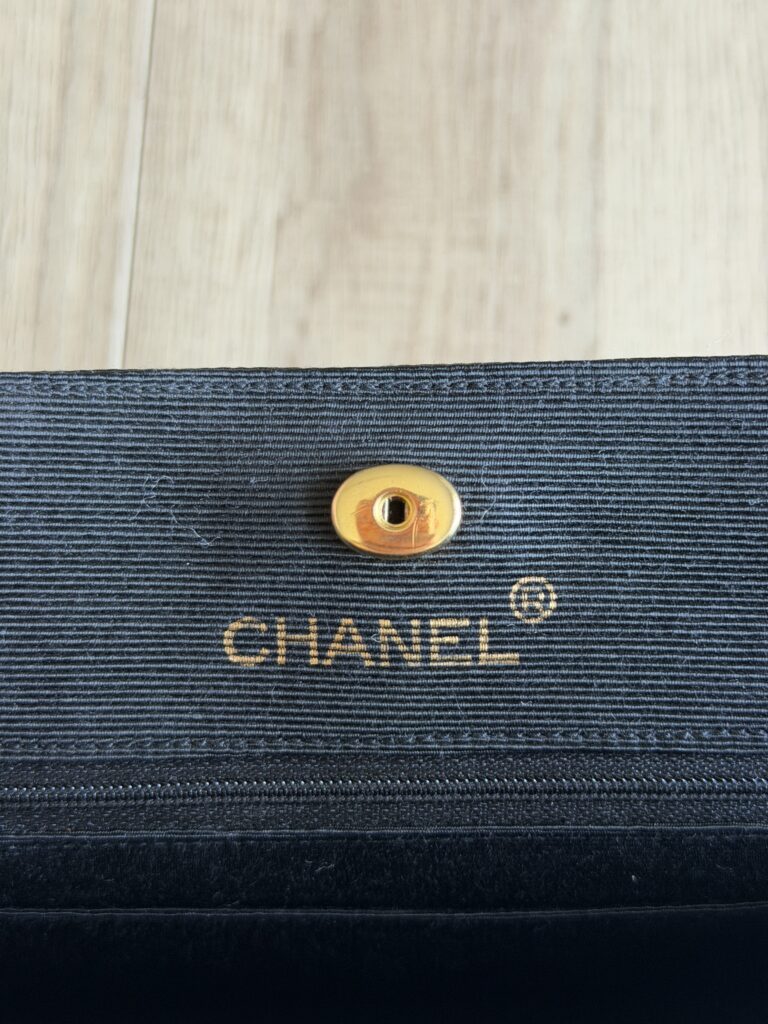 Borsa a spalla CHANEL con tracollina color Crema e Blu scuro Rafia hardware oro