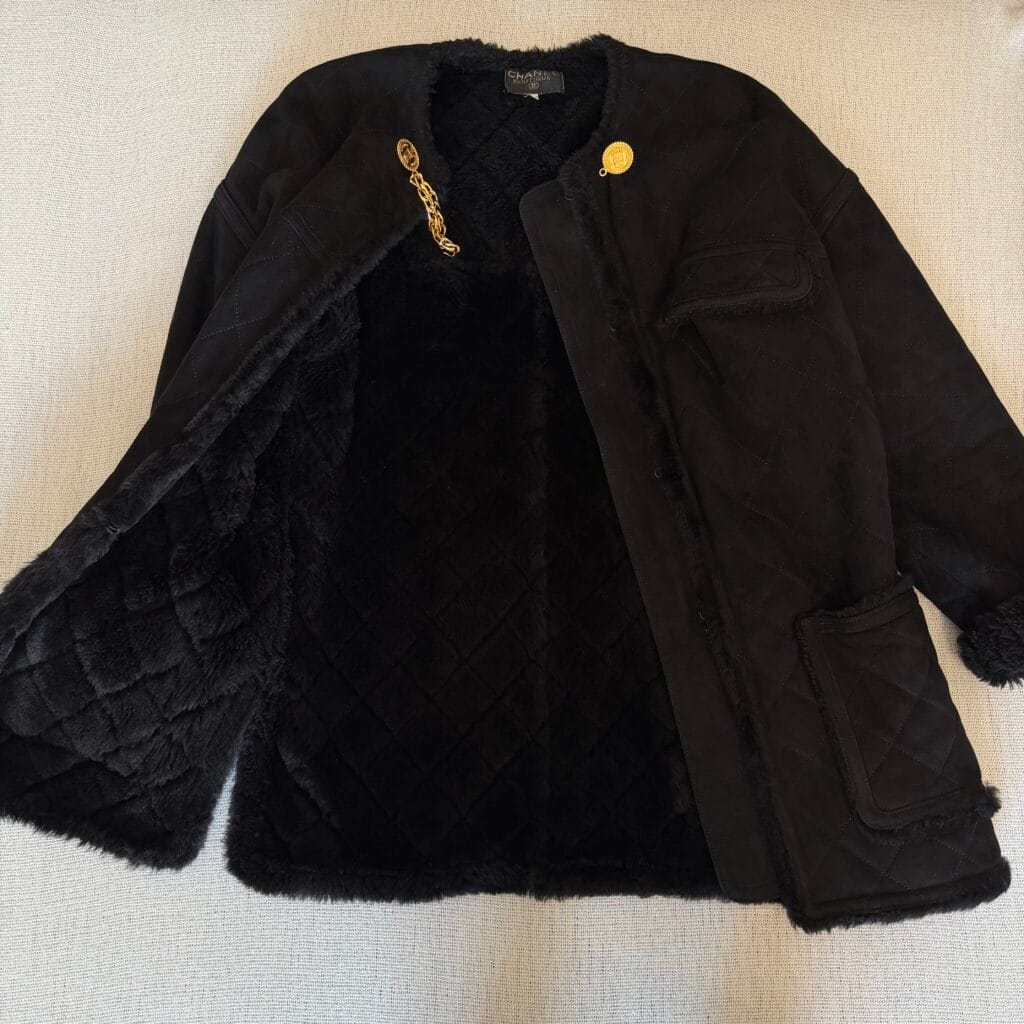 Montone Shearling Chanel Boutique Pelle trapuntato matelassé nero Bottoni dorati Rue Cambon Paris 1988 Karl Lagerfeld cappotto giubbotto pelliccia