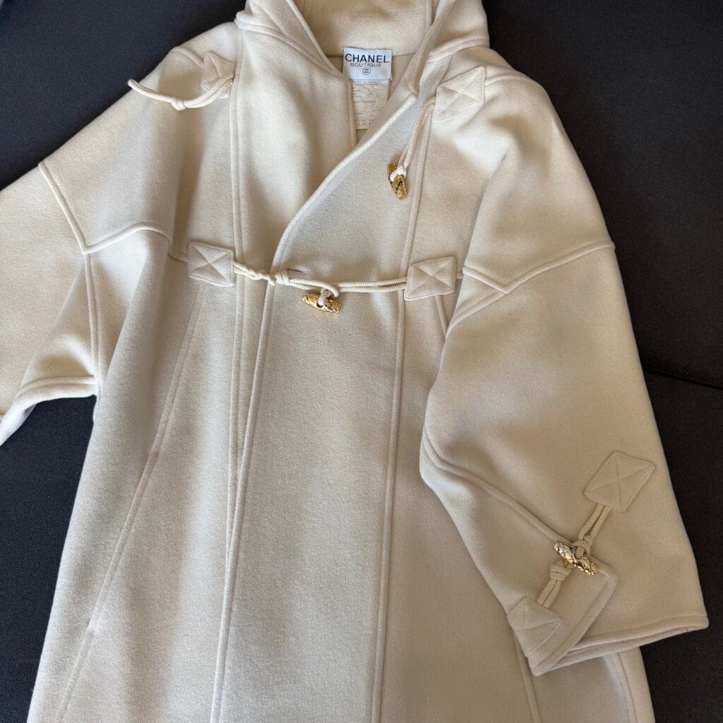 Cappotto mantella Chanel Boutique color Crema chiaro tendente bianco Anni 80 Karl Lagerfeld giubbotto Montgomery