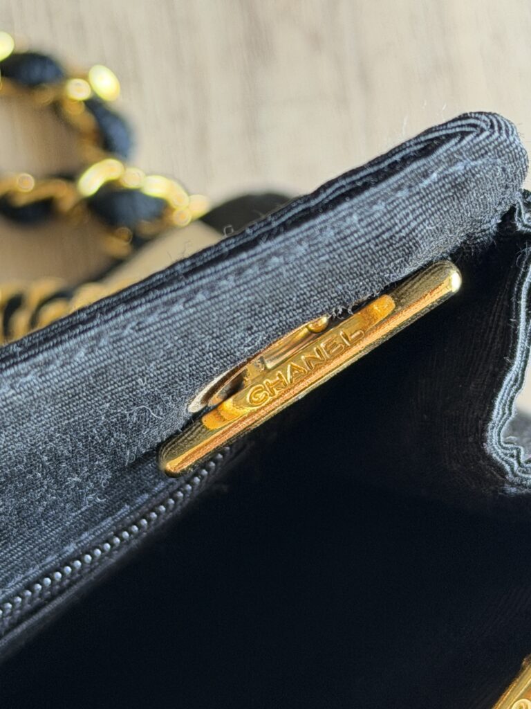 Borsa a spalla CHANEL con tracollina color Crema e Blu scuro Rafia hardware oro