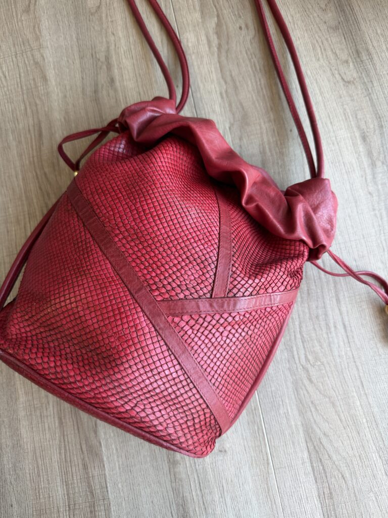 Borsa a secchiello Gucci Rosso borgogna Pelle esotica pitone tote chiusura laccio a mano e spalla tracolla