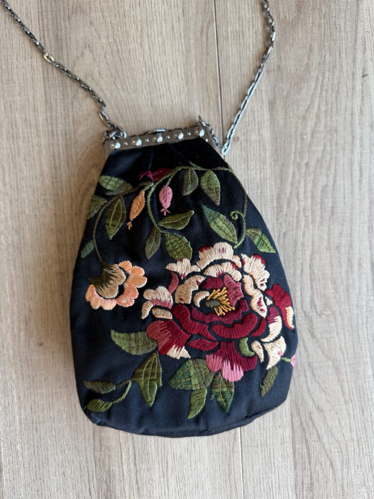 Borsa pouch in seta Valentino Garavani Nero con ricamo floreale wallet on chain bisaccia a spalla tracolla catena