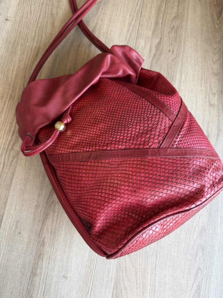 Borsa a secchiello Gucci Rosso borgogna Pelle esotica pitone tote chiusura laccio a mano e spalla tracolla