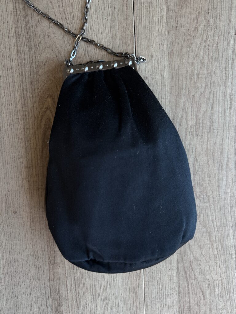 Borsa pouch in seta Valentino Garavani Nero con ricamo floreale wallet on chain bisaccia a spalla tracolla catena