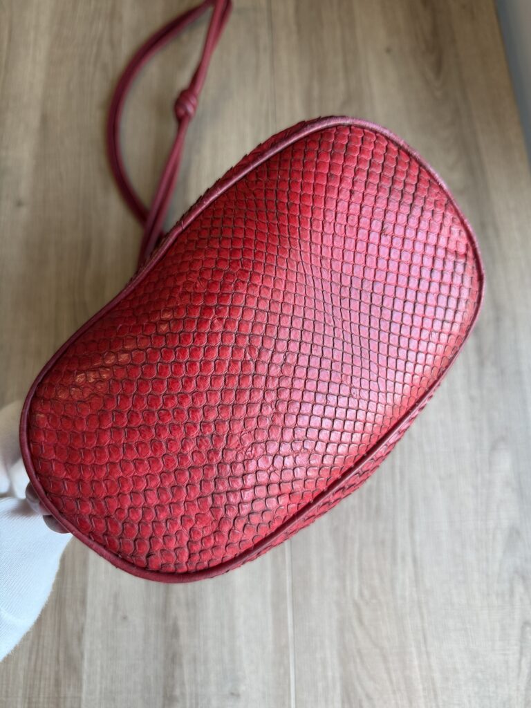 Borsa a secchiello Gucci Rosso borgogna Pelle esotica pitone tote chiusura laccio a mano e spalla tracolla
