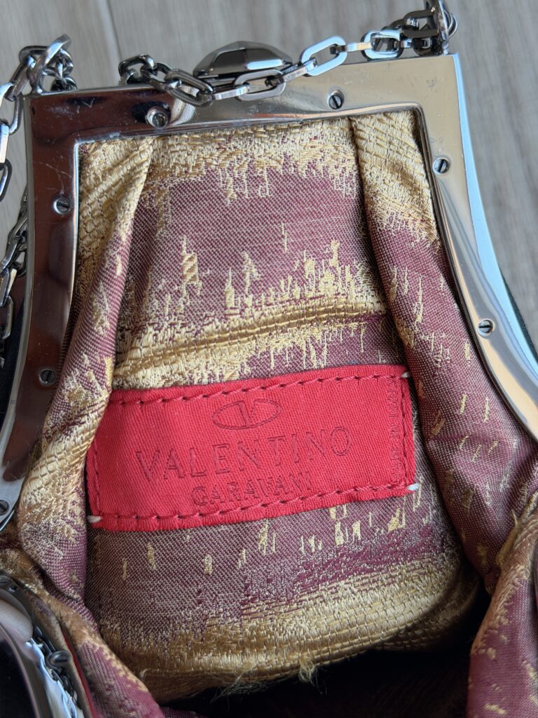 Borsa pouch in seta Valentino Garavani Nero con ricamo floreale wallet on chain bisaccia a spalla tracolla catena