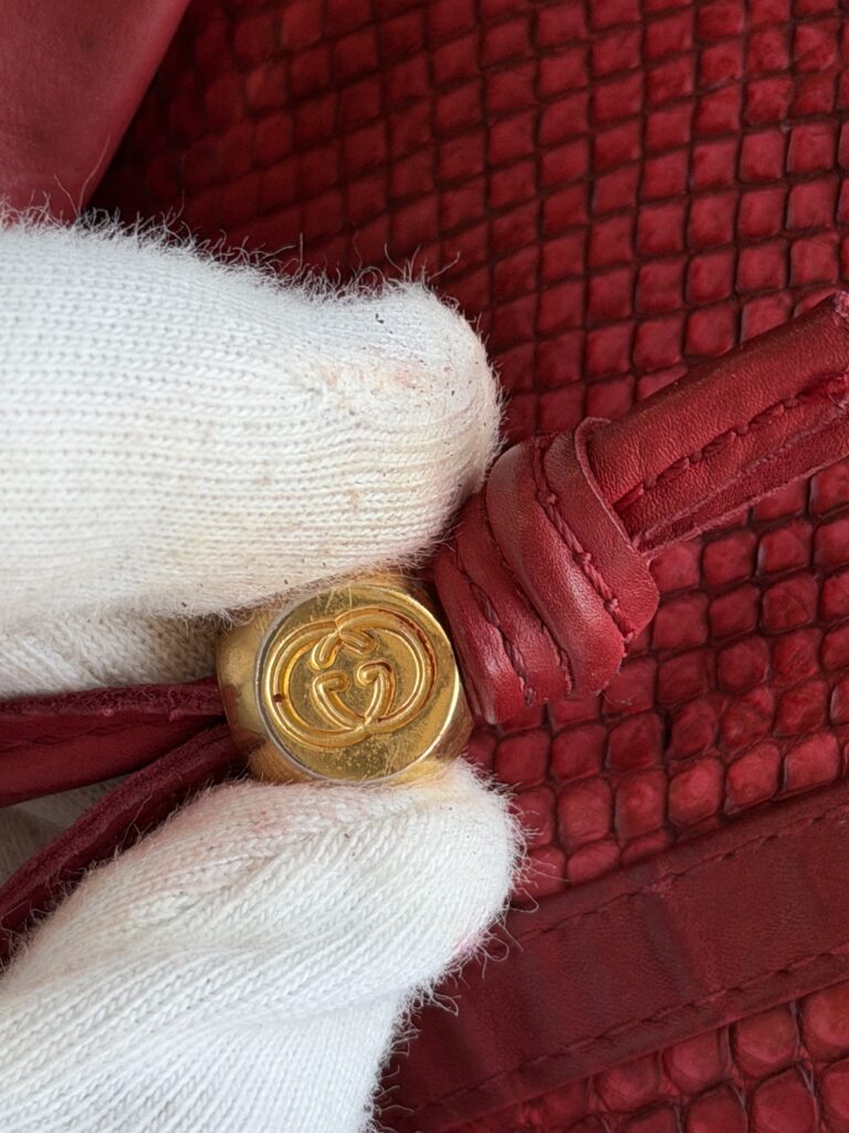 Borsa a secchiello Gucci Rosso borgogna Pelle esotica pitone tote chiusura laccio a mano e spalla tracolla